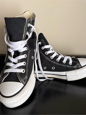 Converse Chuck Taylor Street High Tops Black Sole Youth 3 Women’s 5 ⭐